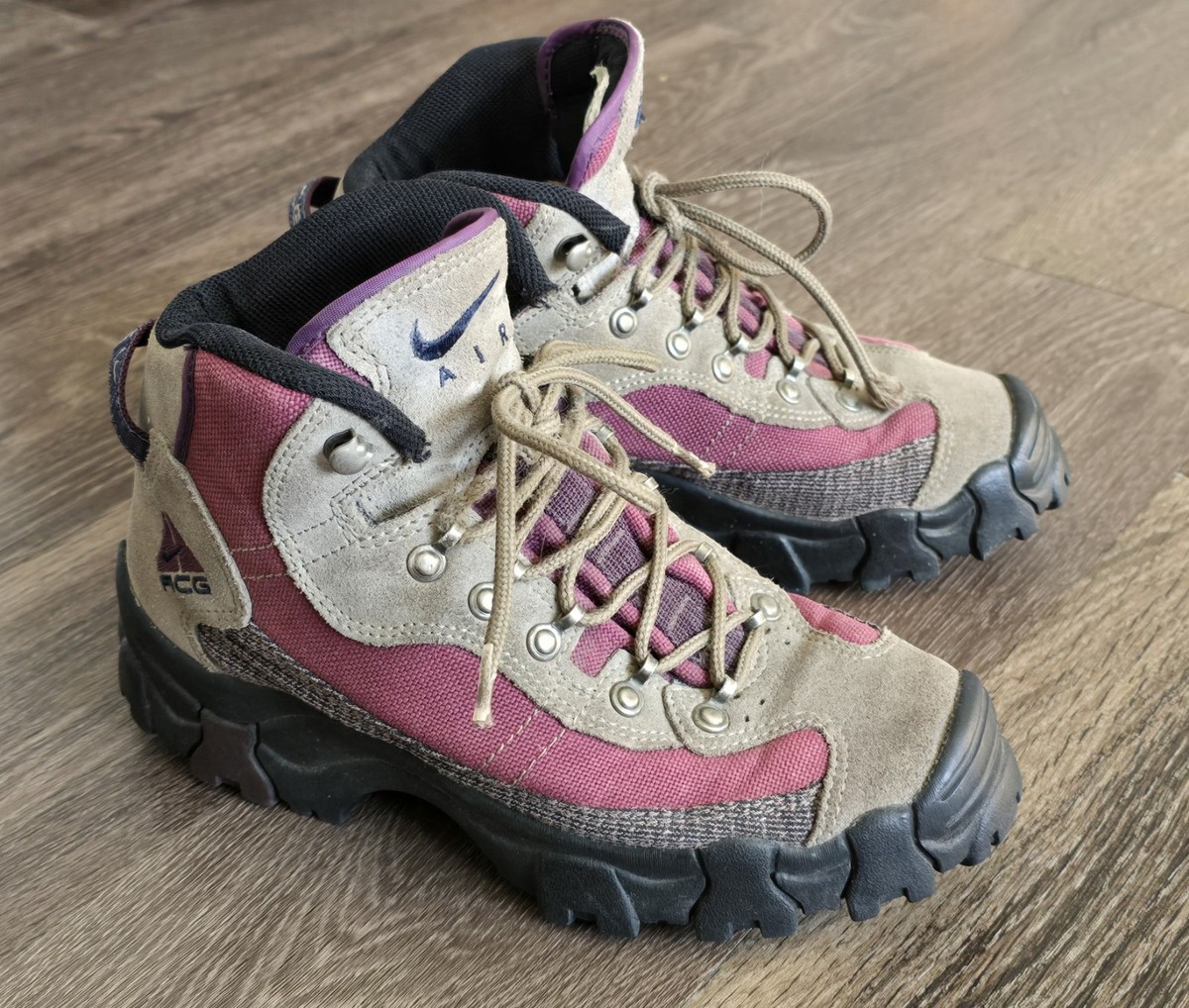 靴 90s archive NIKE ACG trekking shoes Vintage 90s Nike ACG Hiking Boots Women's 7.5 Purple Tan