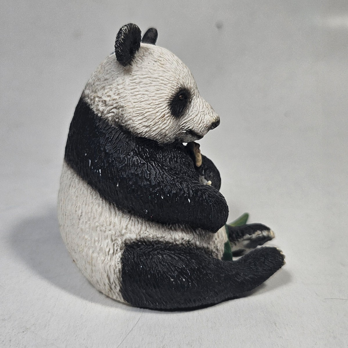 SCHLEICH 2007 #14664 GIANT PANDA BEAR EATING BAMBOO PVC FIGURE