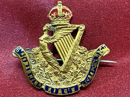 Rare WW1 8th Irish Bn Kings Liverpool Regt Enamel sweetheart Brooch