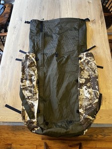 Seek  Outside Custom 6400 Pack Bag Only EUC- Full Side Zip -Lg zip side pockets