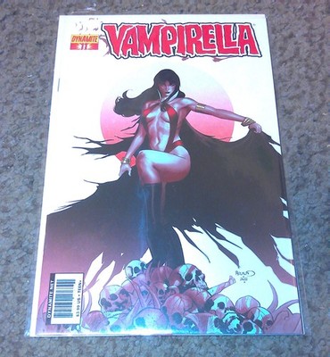 VAMPIRELLA 11 - SEXY BAD GIRL - DYNAMITE 2011 - VERY FINE 8.0
