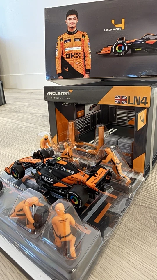 Bburago 1:43 2024 Race McLaren MCL38 Pit Pass, Norris #4 Foto 2 de 3