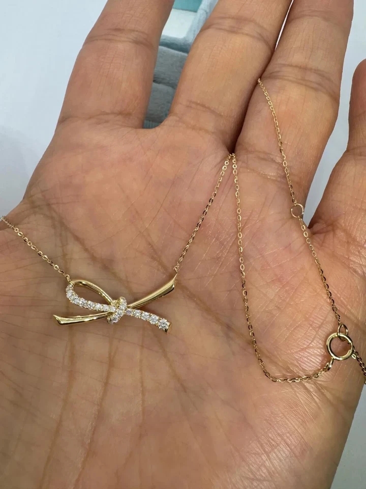 Cadena colgante estilo nudo lazo diamante simulado corte redondo enchapado en oro amarillo de 14k Foto 4 de 4