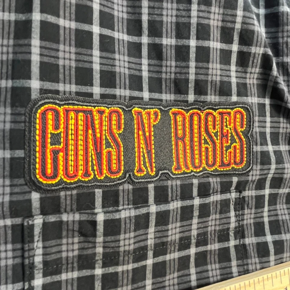 Camisa Guns N' Roses manga longa preta e branca anos 80 com patchwork grande - Imagem 4 de 4