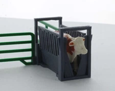 1:64 Livestock Loading Squeeze Chute Plastic 3D SCALE Farm Diorama 64316GY
