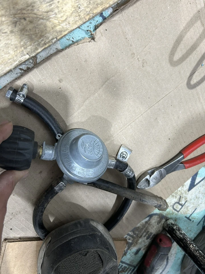 Regulador de tanque de propano; manguera doble: dos conectores diferentes; Foto 4 de 4