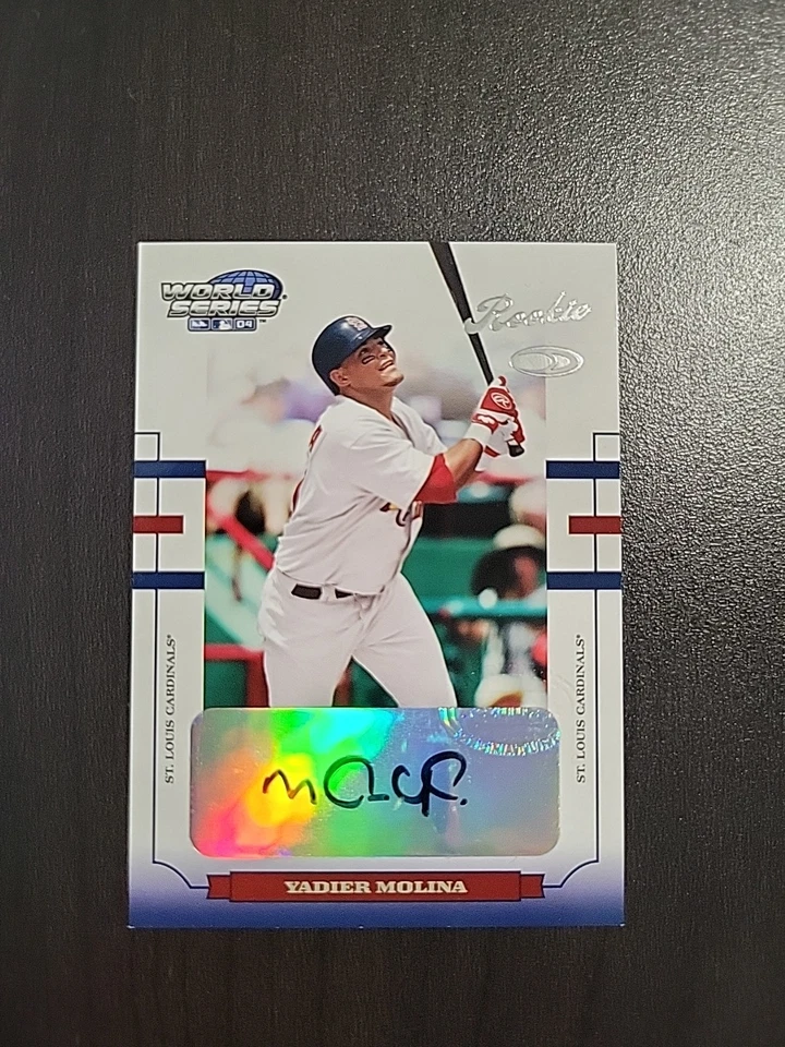 2004 Donruss World Series - Yadier Molina #199 /500 (AU, RC) - Imagem 2 de 4