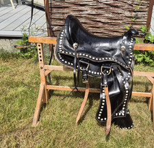 Schwarzer Westernsattel aus Leder mit Nieten/...