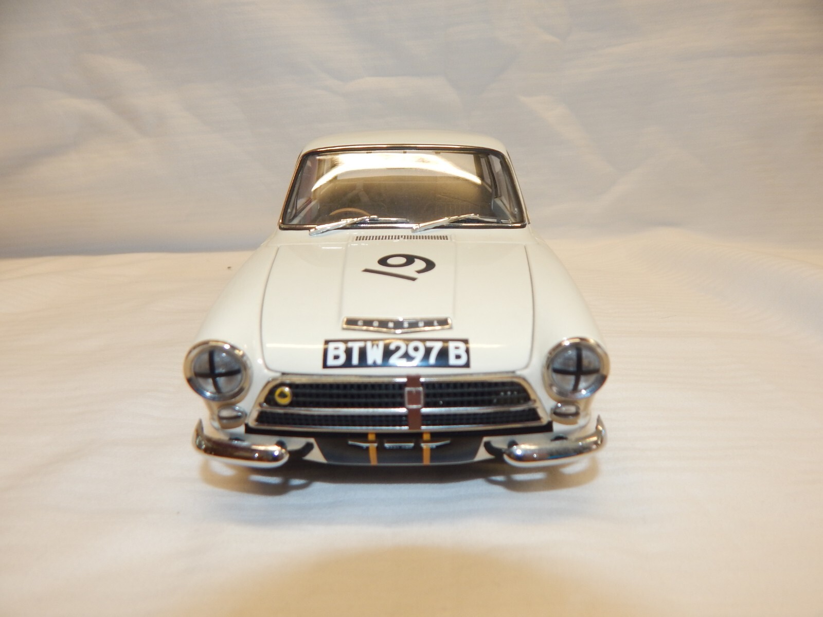 AUOART LOTUS CORTINA MKl WINNER OF 1964 BRANDS HATCH 6 HOURS #19 86439 MIB 1:18 - Picture 4 of 12