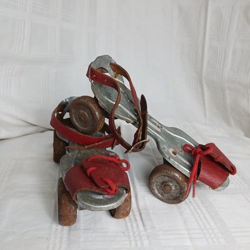 Vintage Roller Skates Marvel No. 197 Globe Onion Inc. Metal Wheels