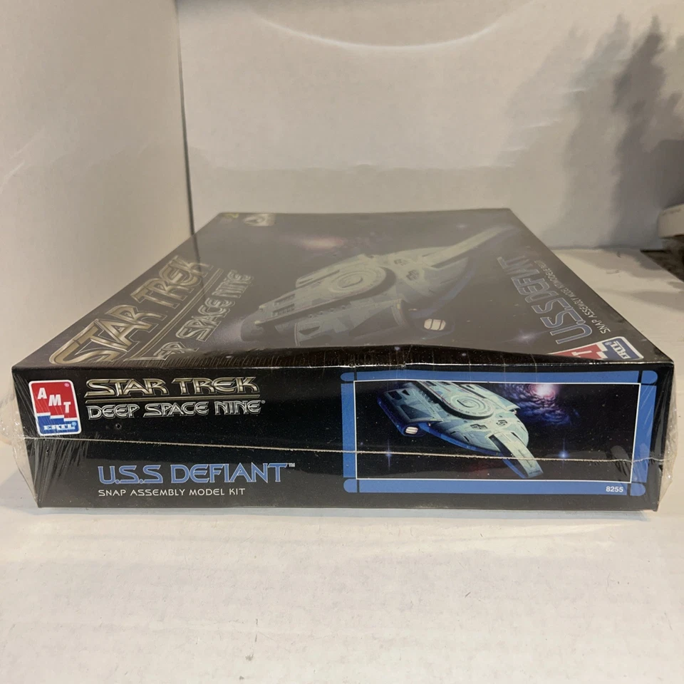 Star Trek Deep Space Nine USS Defiant AMT Ertl Model Kit NIB Sealed - Image 2 of 3