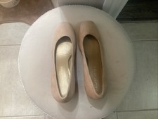 NWOB. Stuart Weitzman Womens Shoes 7 M Ivory Heels Pumps