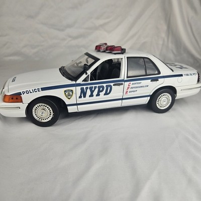 Motormax NYPD 2001 Ford Crown Victoria Police 1/18 Scale Model Diecast