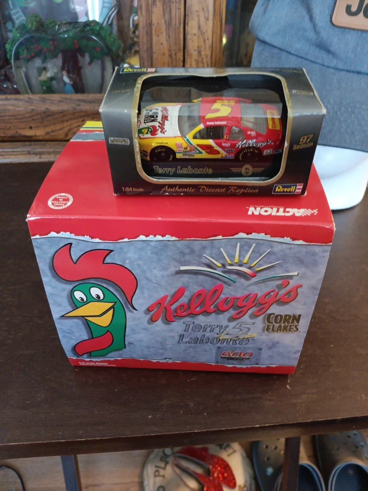 Terry Labonte 2001 Revell #5 Kellogg's 1:24 Diecast Car And, Helmet Foto 4 de 4