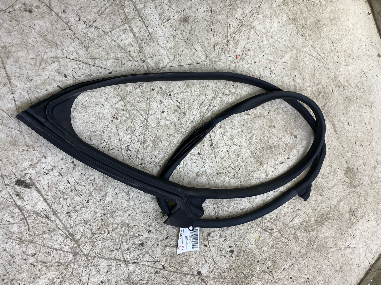 2020-2025 ASTON MARTIN DBX FRONT RIGHT DOOR BODY MOUNTED WEATHERSTRIP MY83-20708