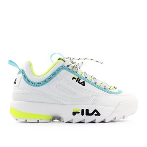 mujeres con zapatos fila