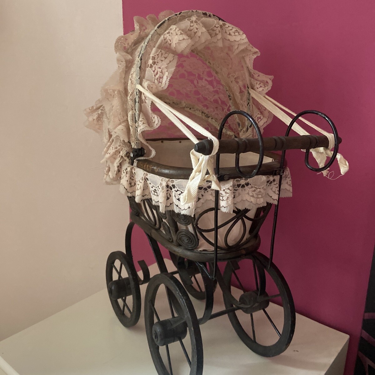 Ancien Landau De Poupée En Bois, Métal Et Dentelle – Avec Poupée Porcelaine