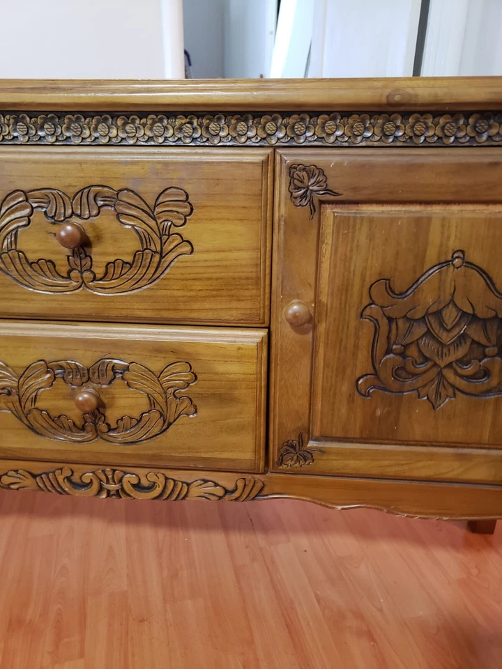 Aparador de madera maciza tallado a mano ¡BAJA DE PRECIO! 11/4/25 ¡VENTA DE NAVIDAD! Foto 3 de 4