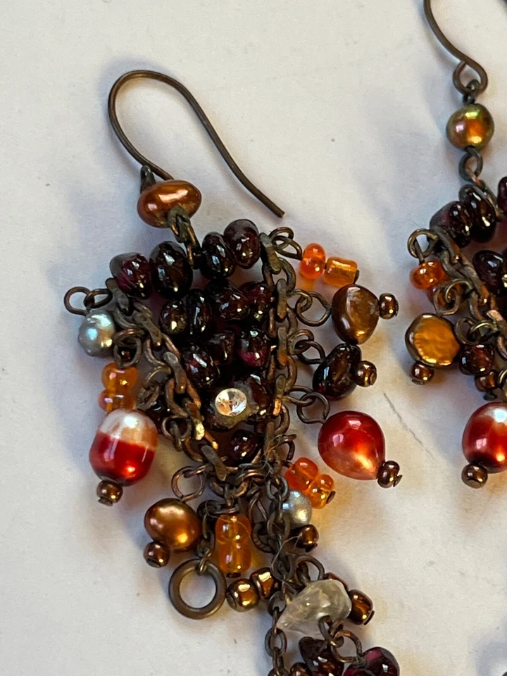 Pendientes colgantes antiguos de bronce con pequeños rubí rojo naranja bronce y cuentas de óxido para pastel Foto 3 de 4