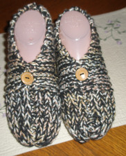 HAND KNITTED WOMAN MEN SLIPPERS "CUTE" SIZE MEDIUM 7  9 w/One BUTTON  NEW