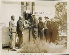 1937 Press Photo Customers at Trailer Camp Post Office in Sarasota, Florida