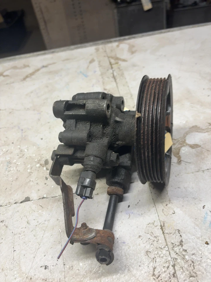 Conjunto de polea de motor bomba de dirección asistida Pontiac Vibe 2003-2008 OEM Foto 3 de 4