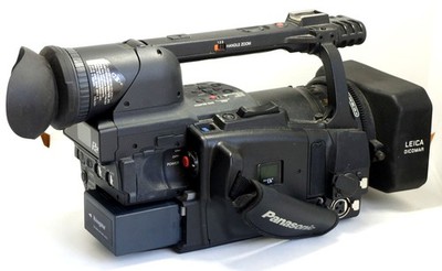 Panasonic AG-HVX200 DVCPRO HD P2 MiniDV Camcorder with Battery