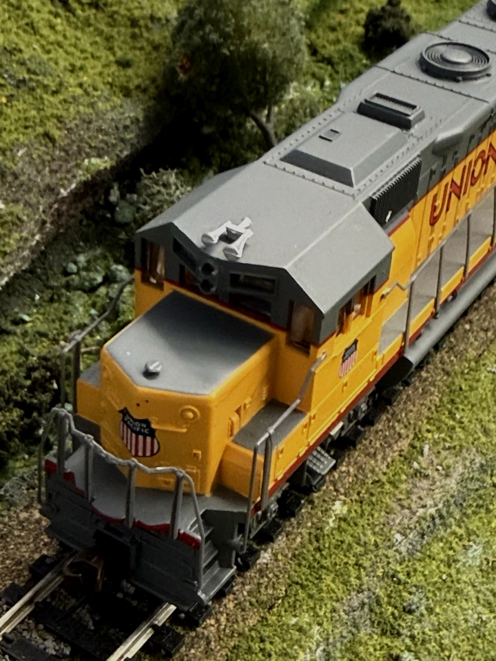 Bachmann HO Scale UNION PACIFIC EMD GP40 Diesel Locomotive DCC EQUIPPED 60301 - Image 4 of 4