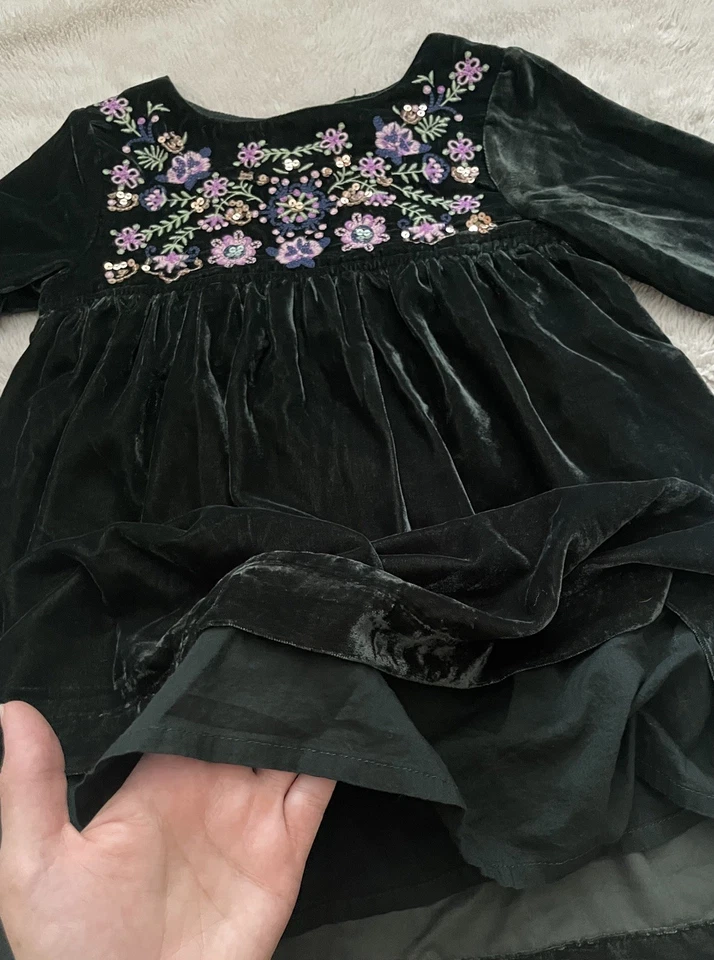 PEEK 女孩深绿色花卉天鹅绒刺绣长袖连衣裙,尺寸 3T — 第 3/4 张图片