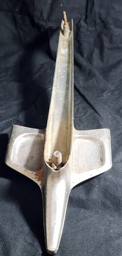B24 - VINTAGE 1950's CHEVROLET SLEEK AIRPLANE HOOD EMBLEM, MOUNTED ON WOOD & - Picture 6 of 6