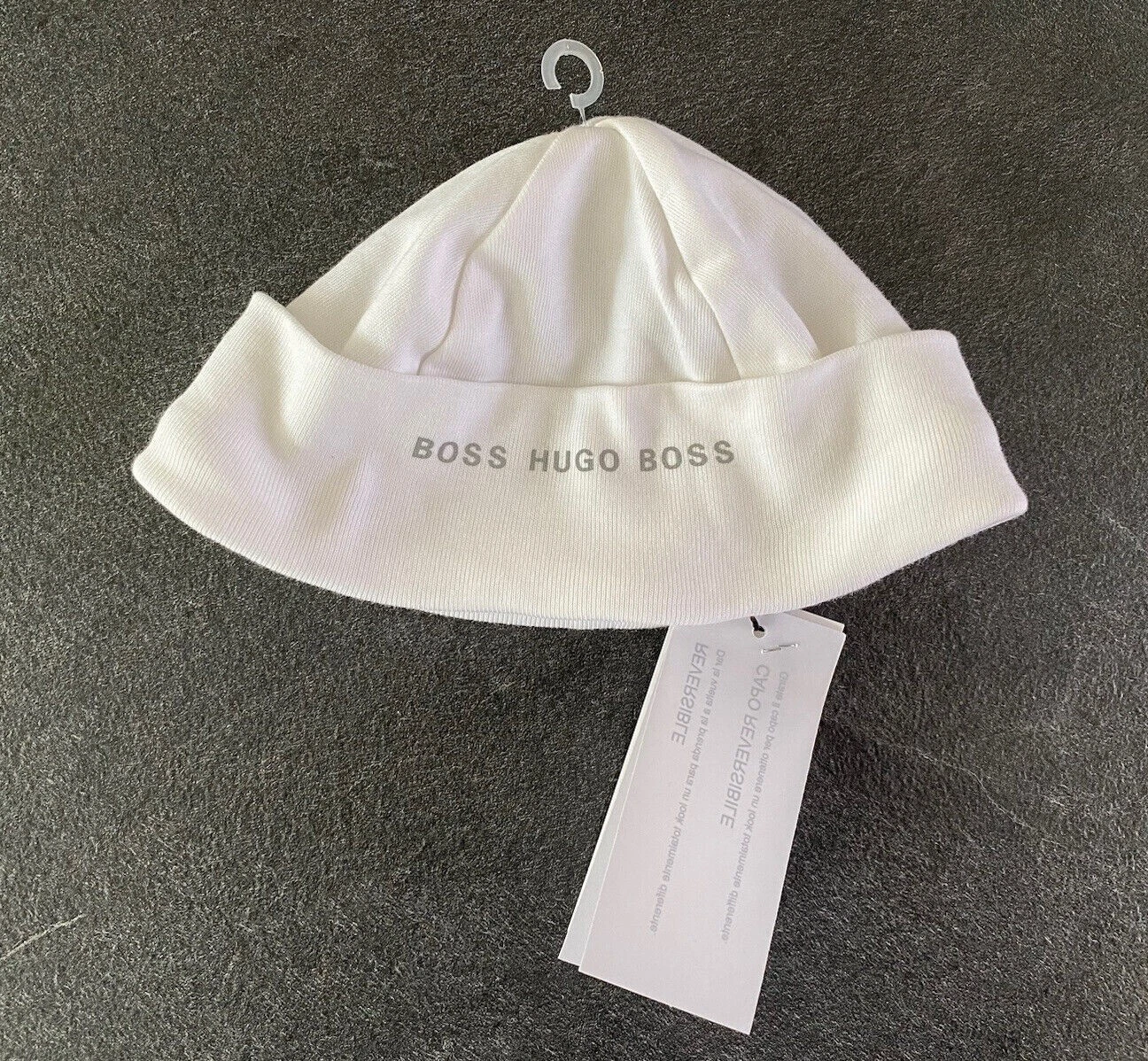 BNWT UNISEX BABY BOSS HUGO BOSS WHITE WITH LOGO REVERSIBLE HAT - SIZE: 44 !