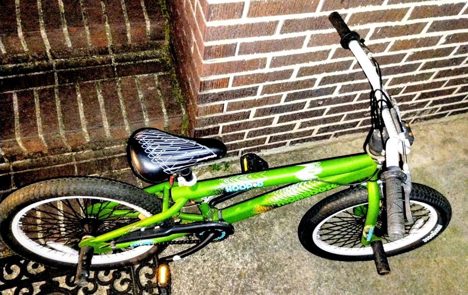 Esta bicicleta BMX Mongoose Hoop D en verde es perfecta para los niños que aman montar. Foto 2 de 4