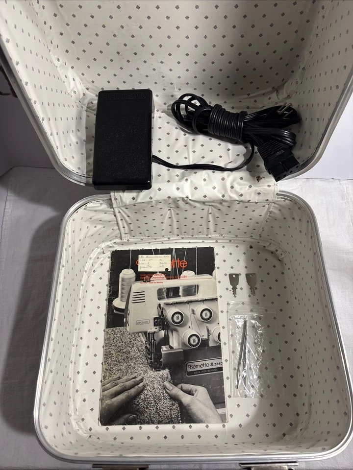 Máquina de coser electrónica Bernina Bernette 334 Serger Overlock con estuche, probada Foto 4 de 4