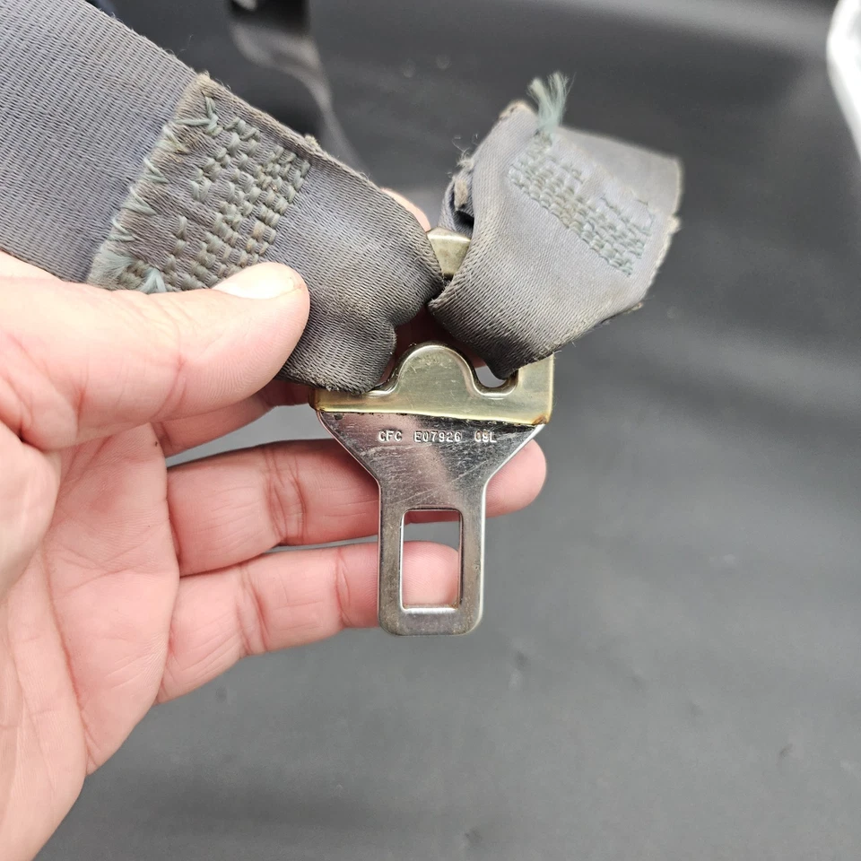 Chevy GMC C1500 K1500 1988-1998 retractor de cinturón de seguridad del pasajero derecho gris E10040 Foto 2 de 4