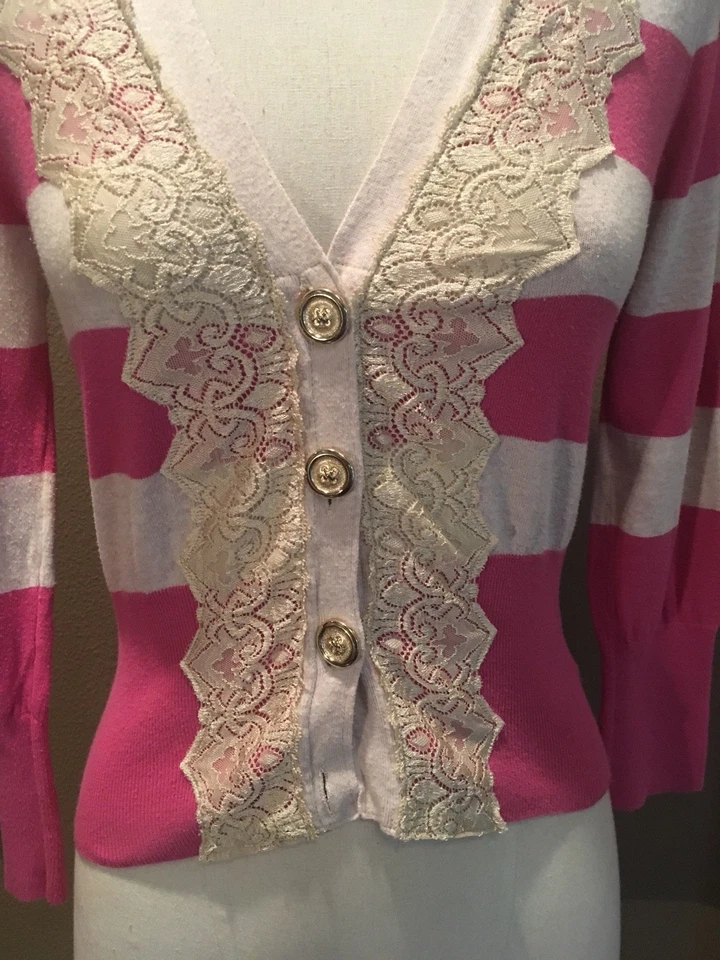 Cárdigan suéter Charlotte Tarantola M rosa y marfil a rayas de algodón con ribete de encaje Foto 2 de 4