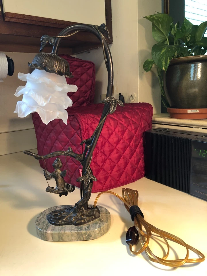 Cherub On Swing 铜色金属口音灯维多利亚风格荷叶边玻璃灯罩 — 第 3/4 张图片