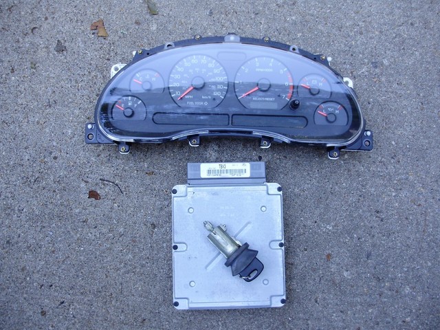 99-04 Ford Mustang V6 120 mph Instrument Gauge Cluster Key Computer Set