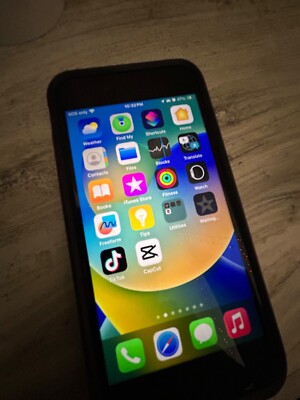Tiktok And Capcut Apple iPhone SE (3rd Generation) - 64 GB - Black (Unlocked)