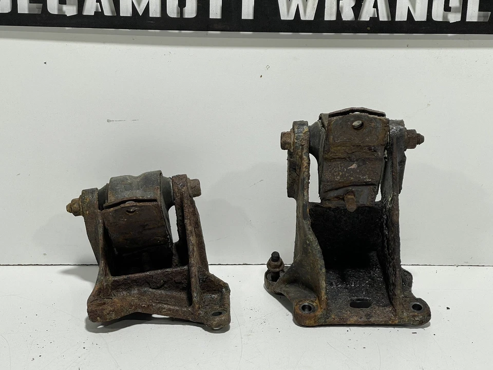 Soportes de montaje del motor Jeep TJ Wrangler OEM 2,5 L 4 cilindros 1997-2002 CC 42 Foto 2 de 4