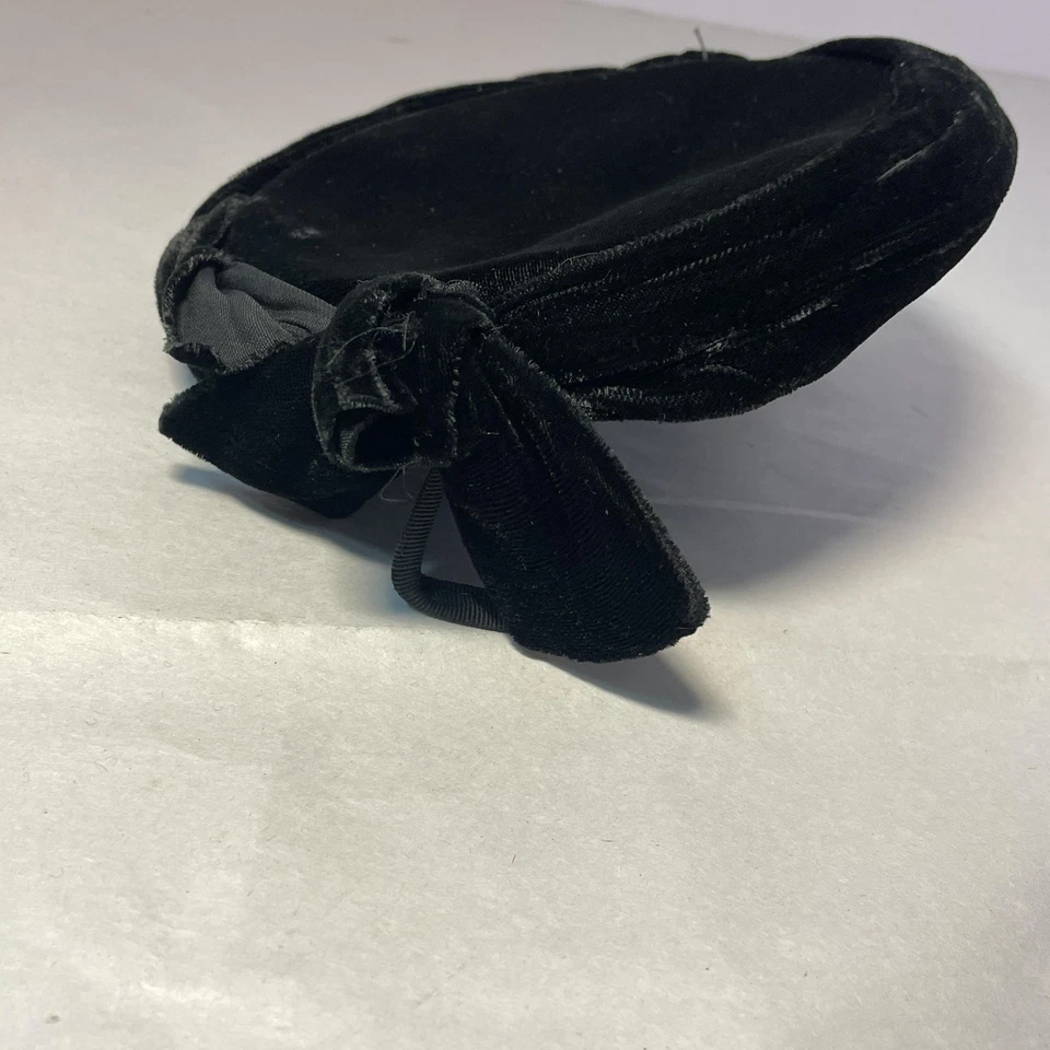 Sombrero Pastillero Vintage Clover Lane Ajustado Para Mujer Negro Terciopelo Arco Fascinador Años 50 Foto 3 de 4