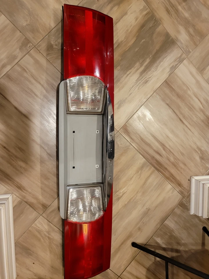 02 03 04 05 06 07 PANEL DE LUZ TRASERA ESCOTILLA CENTRAL BUICK RENDEZVOUS CON HERRAJES Foto 2 de 4