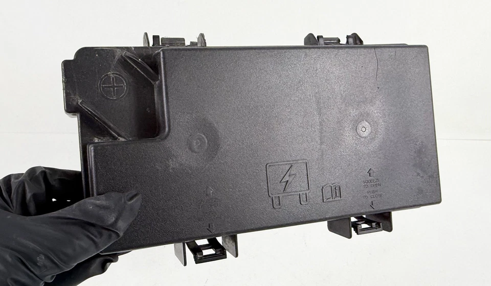 Dodge Grand Caravan 2008-2019 debajo del capó caja de fusibles tapa negra OEM Foto 2 de 3