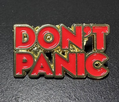 DON'T PANIC Emaille Pin Anstecker Anhalter Guide Galaxie Metall Brosche Sci-Fi #1