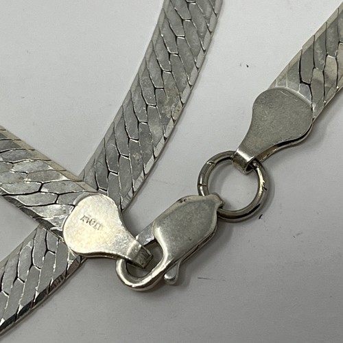 VINTAGE .925 STERLING SILVER HERRINGBONE NECKLACE 24 INCH 5.5 MM CLEAN - Picture 5 of 6