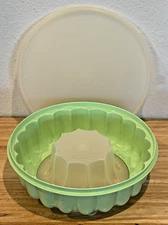 VINTAGE TUPPERWARE LIME GREEN GELATIN JEL N SERVE MOLD WITH LID