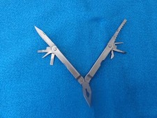 Multitool Taschenwerkzeug outdoor Taschenmesser Zange Säge Schraubendreher usw.