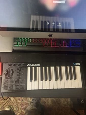 Alesis V25 MkII 25 Key USB MIDI Keyboard Controller Beat pads Mpc