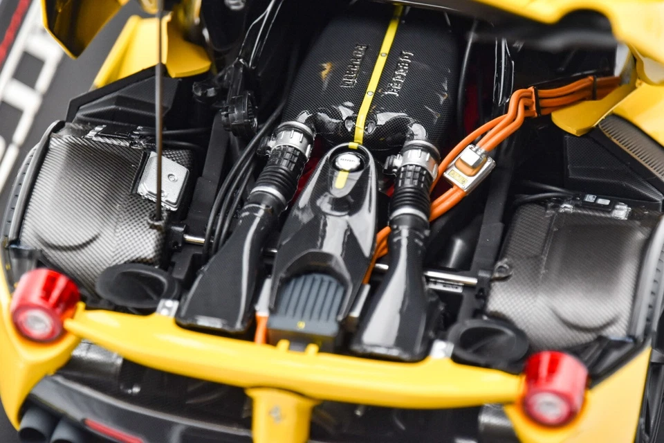 BBR-182200DIE Ferrari LaFerrari in Yellow Modena With Matt Black Wheels Foto 3 de 4