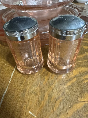 Vintage Pink Depression Salt & Pepper Shakers Madrid