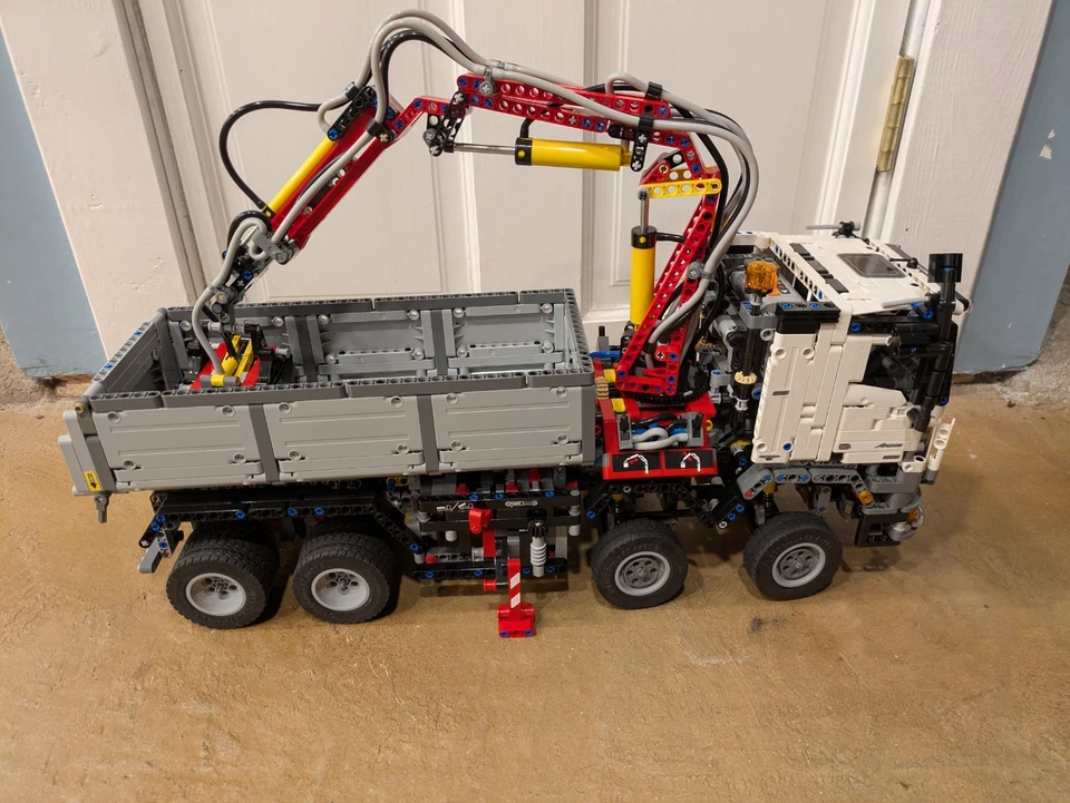 LEGO MERCEDES AROC 42043 BUILT - 98% Complete, Somewhat Operational - Image 4 of 4